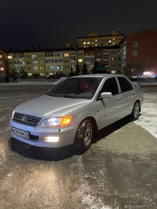 Автомобиль на хорошем ходу, мотор