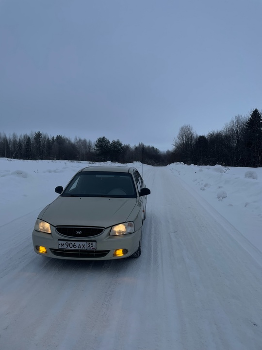 Продам хундай акцент 
2004 год (1)