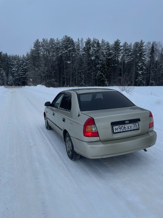 Продам хундай акцент 
2004 год (3)