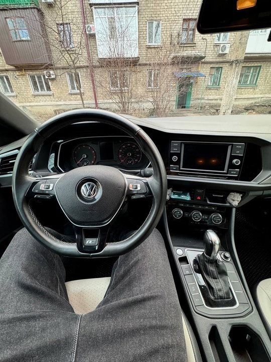 VW JETTA 7 R-LINE
2019 года (8)
