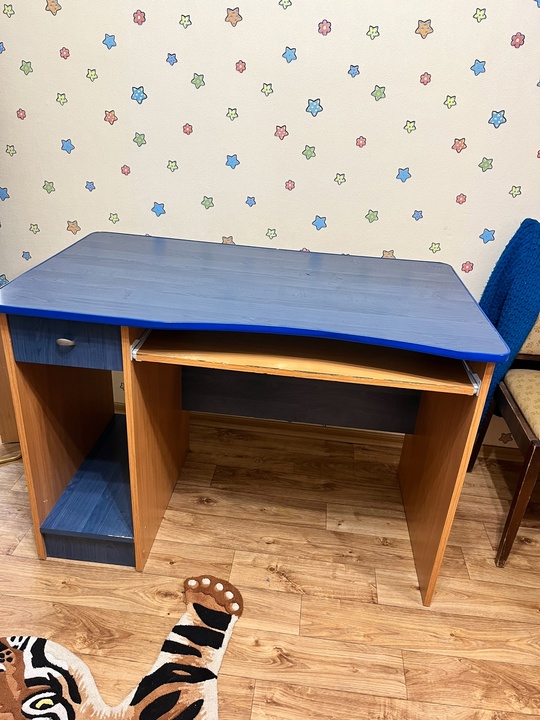 Продам стол (1500 рублей). Самовывоз,