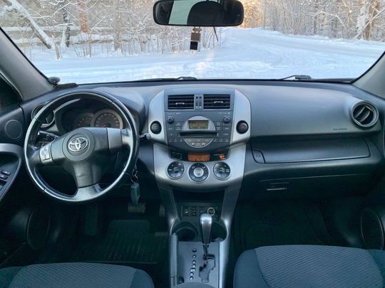 Toyota RAV4  2006 г
2.0