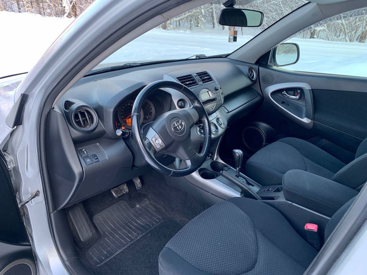 Toyota RAV4  2006 г
2.0 (2)