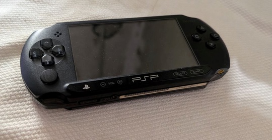 Игровая приставка Sony psp e1008.
В
