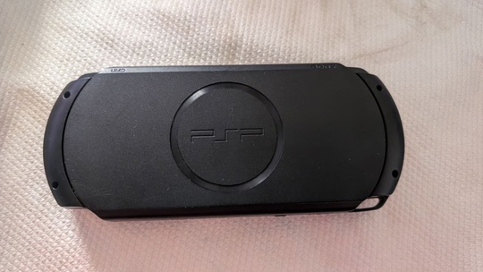 Игровая приставка Sony psp e1008.
В (1)