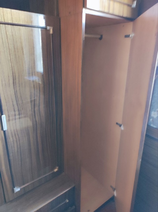 Продам стенку . 
Цена 5 (8)