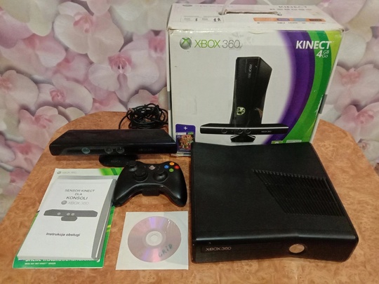 XBOX 360 Slim. 250GB+Kinect+джойстик. В