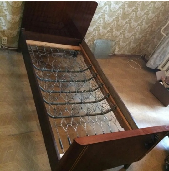 Отдам за шоколадку кровать деревянную
