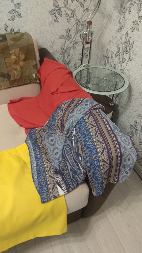 Отдам даром женские вещи:юбки, платье,