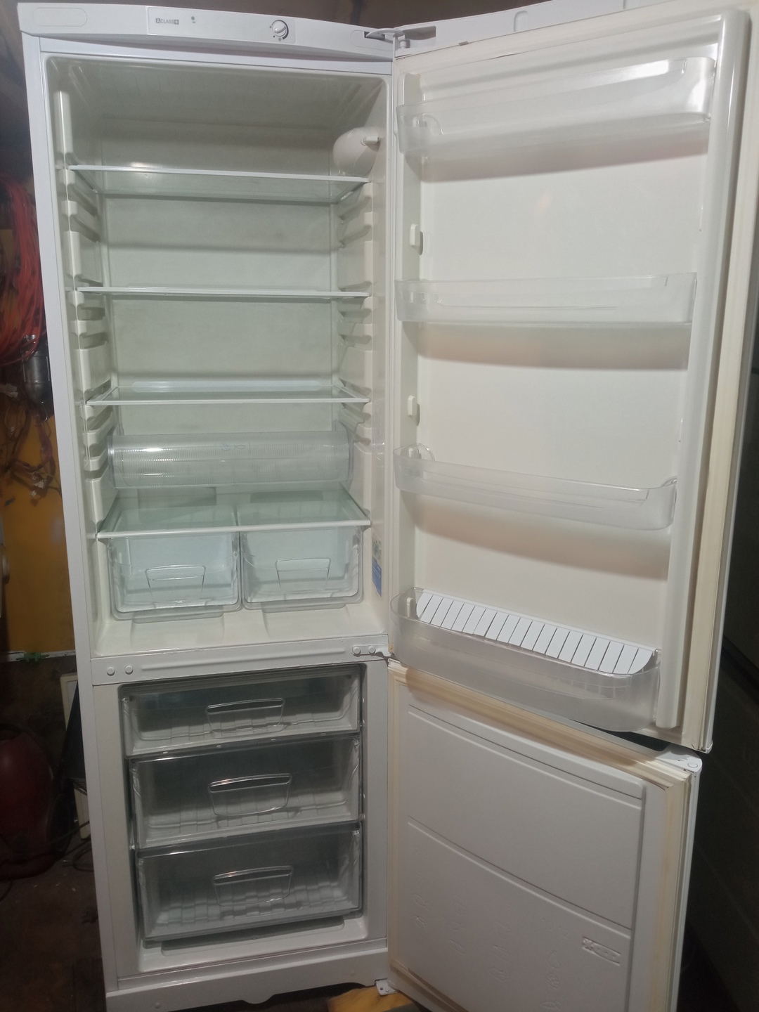 Продам полностью рабочий холодильник фирма (1)