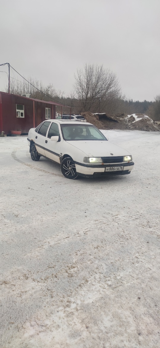 90000
1992 год.
1.8 (90л.с)
АКПП.
На полном ходу.
Резина (1)