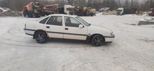 90000
1992 год.
1.8 (90л.с)
АКПП.
На полном ходу.
Резина (2)