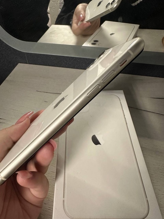 iPhone 11 на 64гб
Оригинальный, не (2)