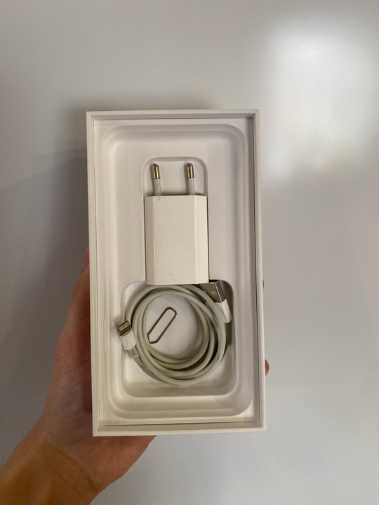 Продам iPhone XR/64 gb 
Телефон (8)