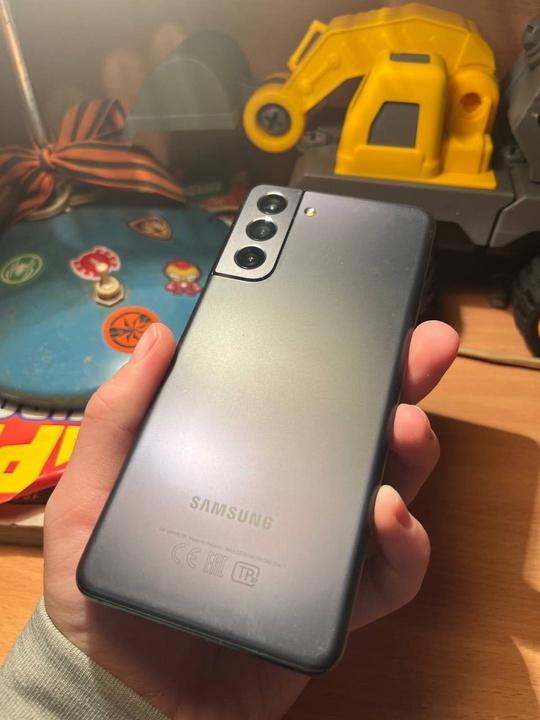 Samsung S21 8/128, есть тертости