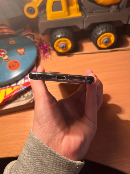Samsung S21 8/128, есть тертости (1)