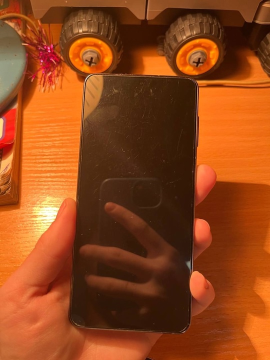 Samsung S21 8/128, есть тертости (5)