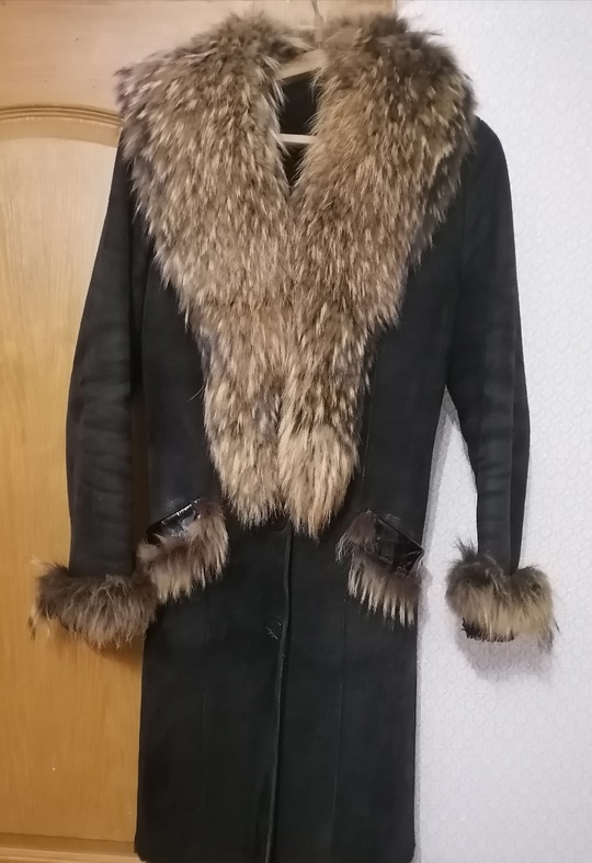 Продам натуральную дубленку с мехом(енот)