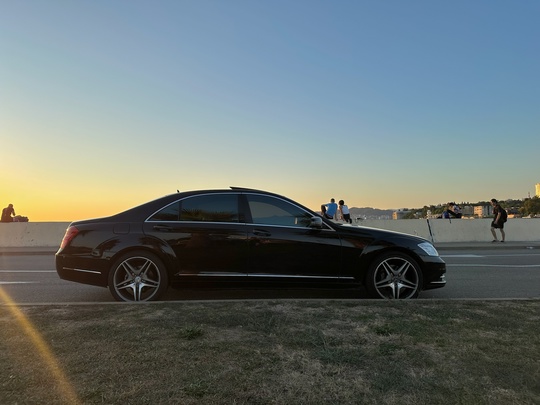 Продам Mercedes-Benz S500 W221 рестайлинг
2010 (2)
