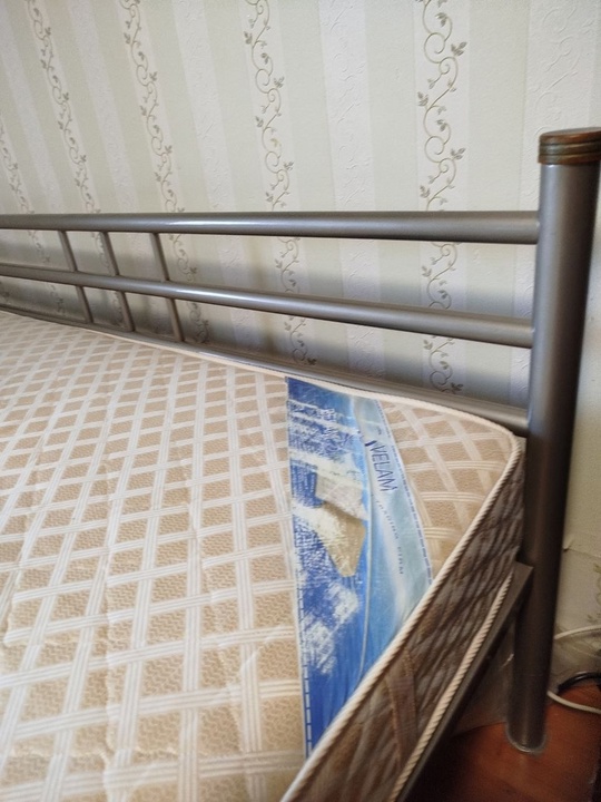 Продам кровать металлическую с матрасом.. (2)