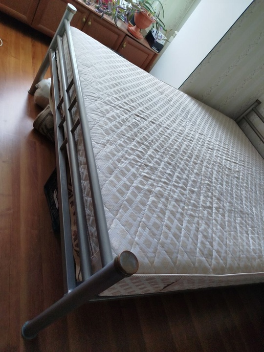 Продам кровать металлическую с матрасом.. (3)