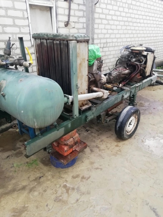 Продам винтовой компрессор зиф.5,5 кубов (2)