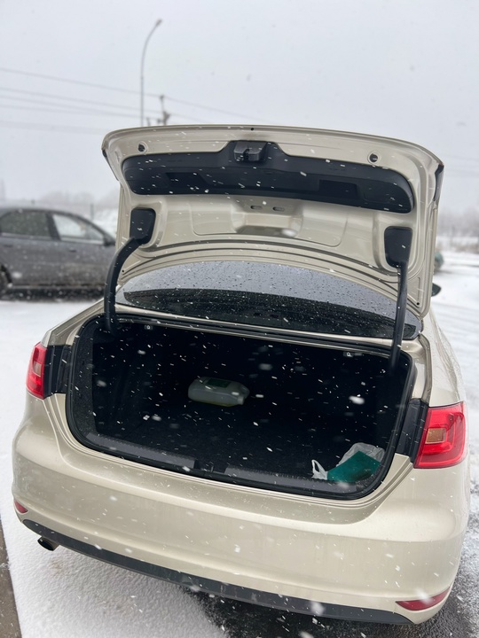 Продам Volkswagen Jetta 6
2012 год (4)