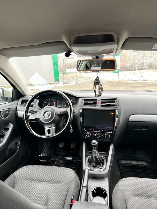 Продам Volkswagen Jetta 6
2012 год (5)