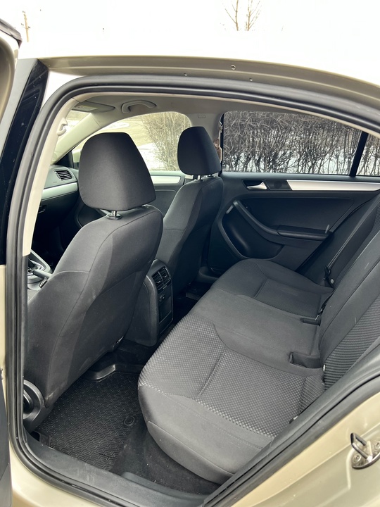 Продам Volkswagen Jetta 6
2012 год (6)