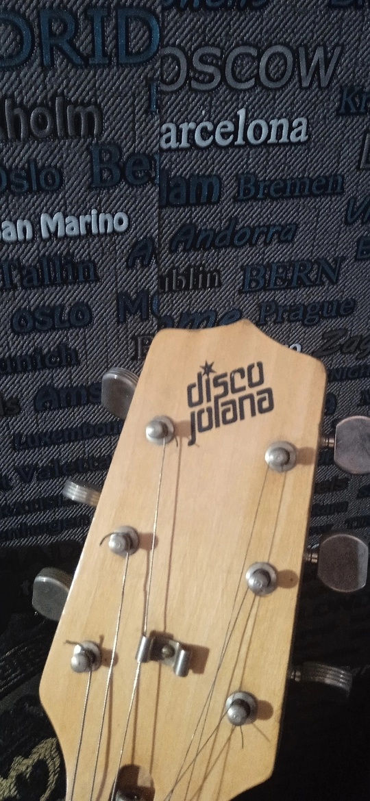 Продам электрогитару Jolana disco
Звучит хорошо (2)