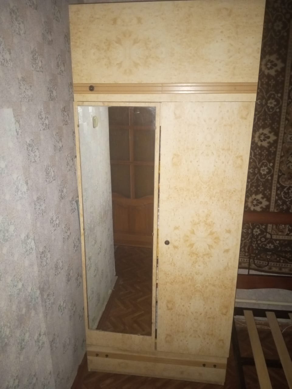 Продам два шкафа и тумбочку
