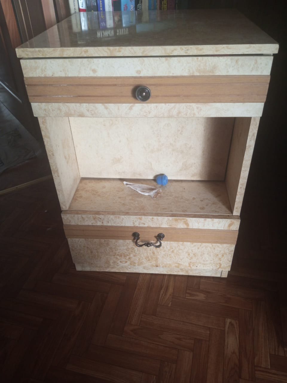 Продам два шкафа и тумбочку (1)