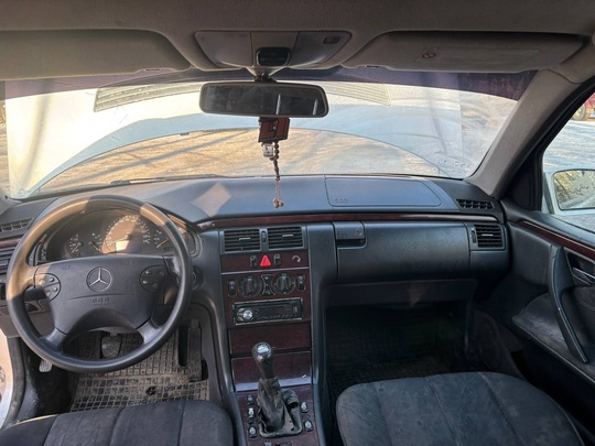 Продаётся легендарный Mersedes-benz w210
Мотор 2.0
136 (6)