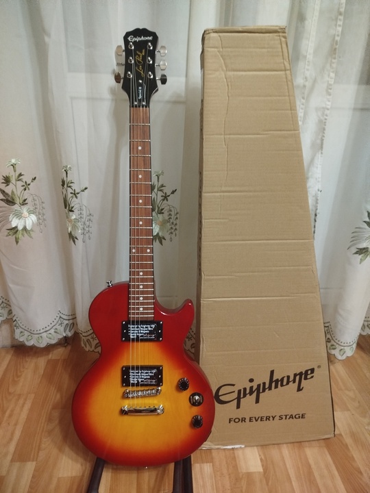 1. Электрогитара Epiphone 
Оригинал. Серийник