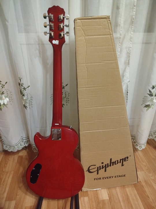 1. Электрогитара Epiphone 
Оригинал. Серийник (1)