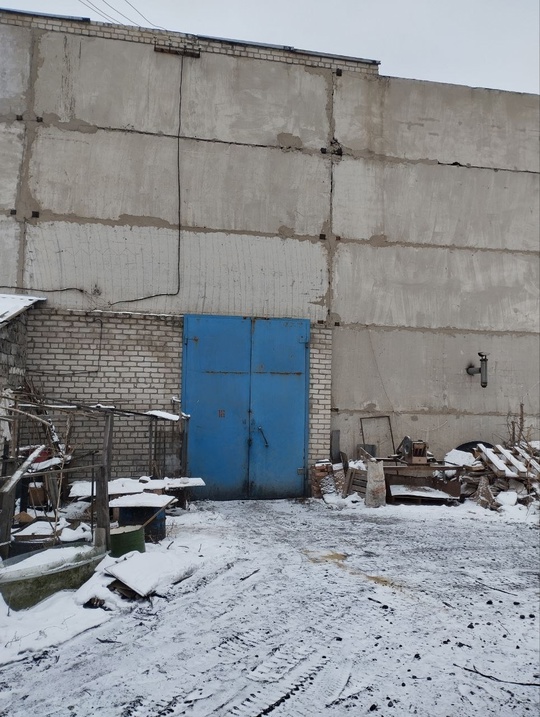 На охраняемой территории базы в (2)