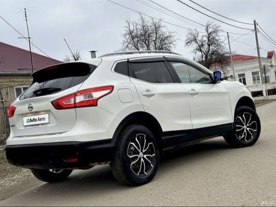 Nissan Qashqai 2015 
2.0 бензин, (4)