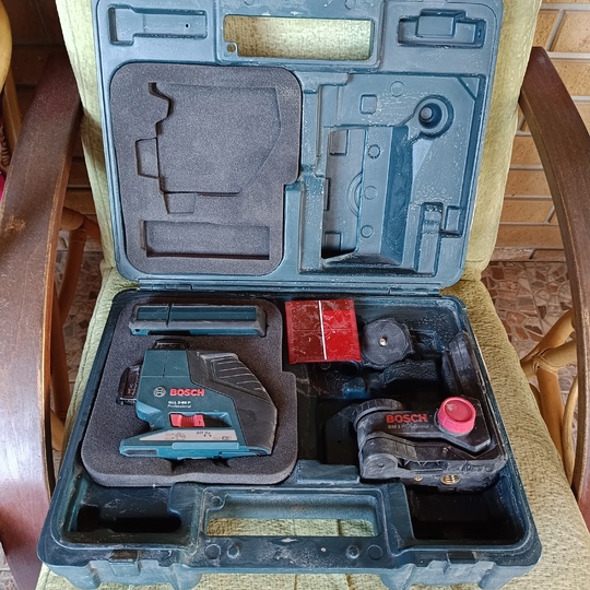Продам уровень Bosch GLL 3-80p (2)