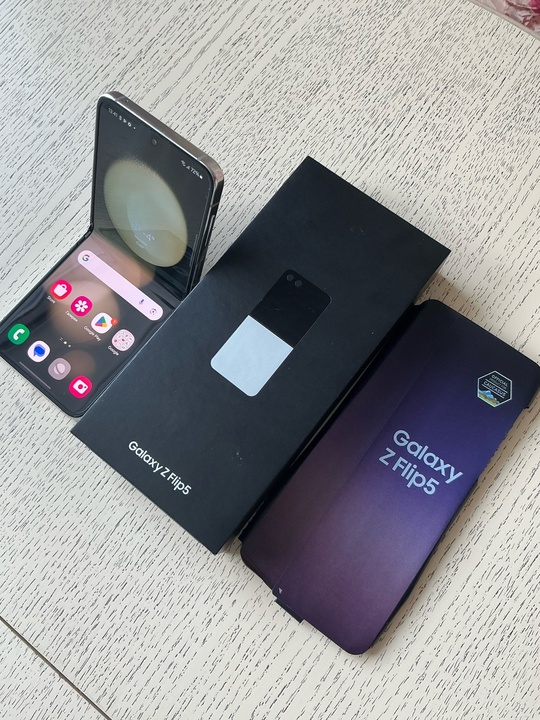 Samsung Z Flip 5 (8/256) (1)
