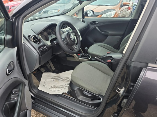 Seat Altea
1.6 бензин, МКПП 
Мультируль, (1)