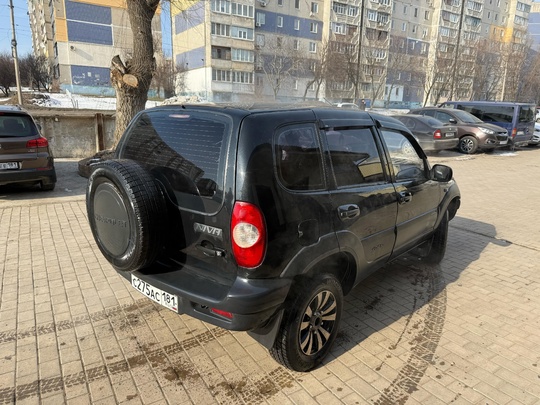 Chevrolet Niva 
2006 год 
1.7 (2)