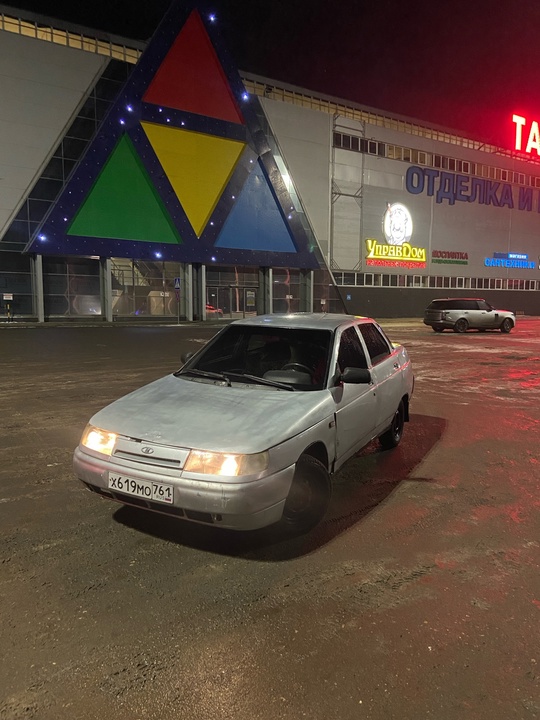Продам 2110
2005 год
на полном ходу
фары (3)