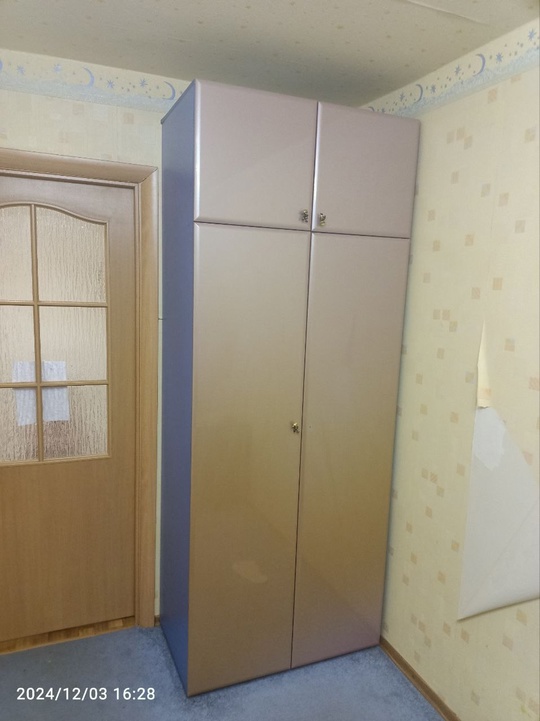 Продам:
Стол
Шкаф
Полка
Цена за все 10 тыс, (1)