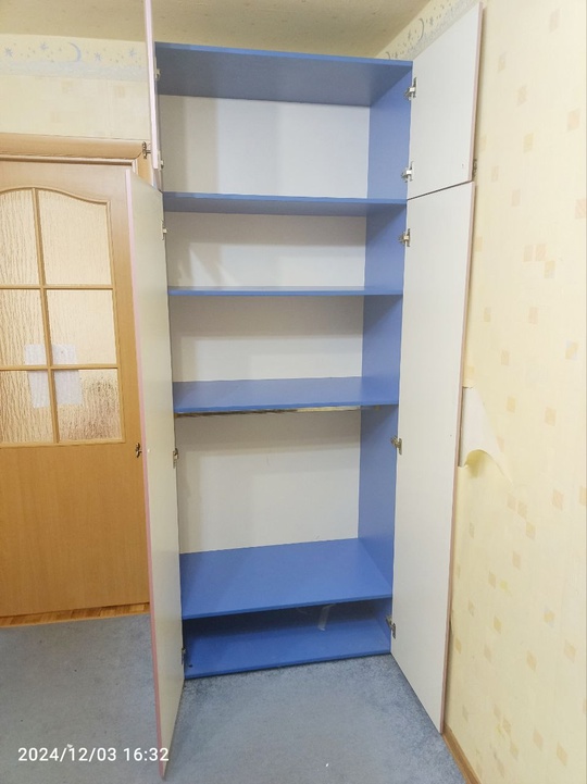 Продам:
Стол
Шкаф
Полка
Цена за все 10 тыс, (2)
