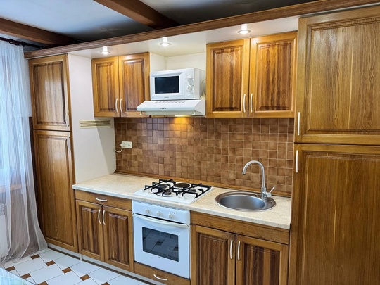 Продам дубовую кухню с бытовой (2)