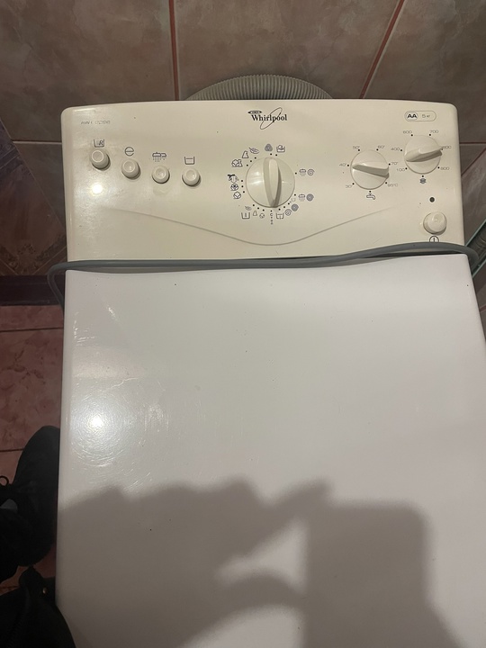 Продается стиральная машина Whirlpool AWT