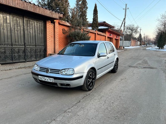 Volkswagen Golf IV . Год
