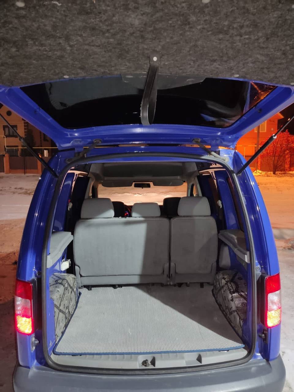 Volkswagen Caddy 2010г.
1.6 бензин.
Пробег 206 (7)