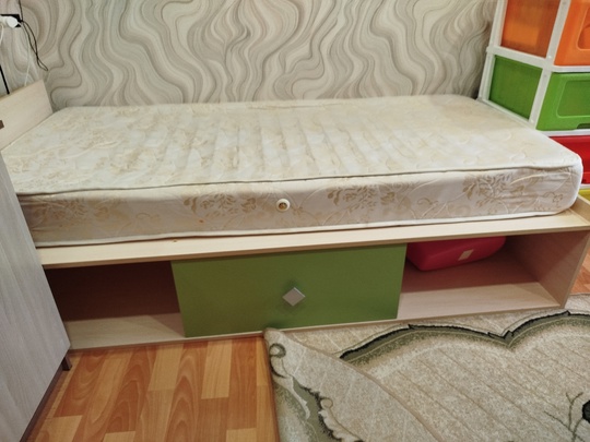 Продам детскую кровать с матрасом.
