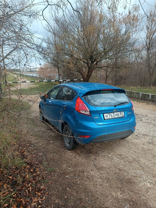 Машина Ford Fiesta в хорошем (4)